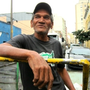 Carrinhos de catadores de sucata são a matéria-prima do Pimp My Carroça, projeto de grafiteiros em São Paulo que completa dois anos - Pimp My Carroça/BBC Brasil