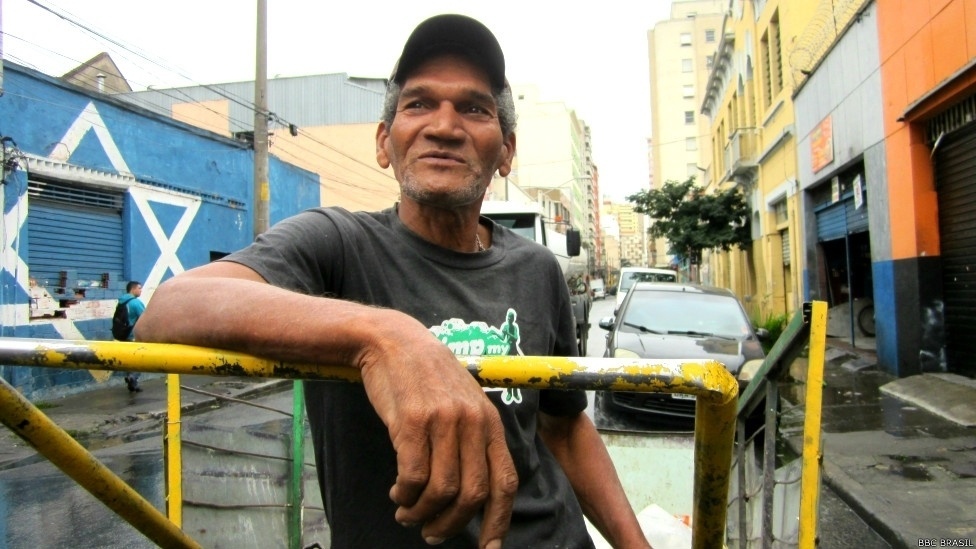 Carrinhos de catadores de sucata são a matéria-prima do Pimp My Carroça, projeto de grafiteiros em São Paulo que completa dois anos - Pimp My Carroça/BBC Brasil