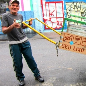 Carrinhos de catadores de sucata são a matéria-prima do Pimp My Carroça, projeto de grafiteiros em São Paulo que completa dois anos - Pimp My Carroça/BBC Brasil