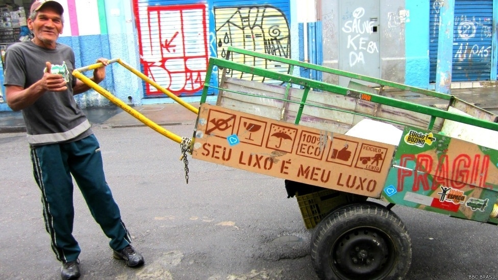 Carrinhos de catadores de sucata são a matéria-prima do Pimp My Carroça, projeto de grafiteiros em São Paulo que completa dois anos - Pimp My Carroça/BBC Brasil