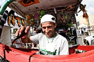 Carrinhos de catadores de sucata são a matéria-prima do Pimp My Carroça, projeto de grafiteiros em São Paulo que completa dois anos - Nego Junior/Pimp My Carroça