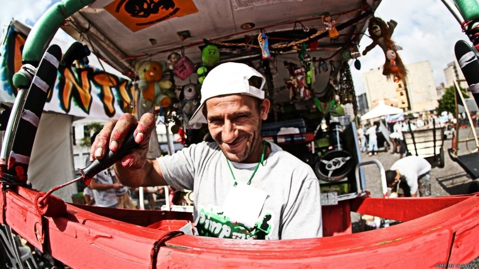 Carrinhos de catadores de sucata são a matéria-prima do Pimp My Carroça, projeto de grafiteiros em São Paulo que completa dois anos - Nego Junior/Pimp My Carroça