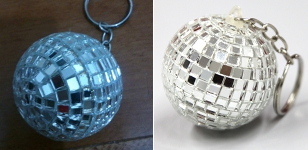 Chaveiros distribuídos como brinde nas festas de "Boogie Oogie" (esquerda) e "Pecado Mortal" (direita) - Divulgação