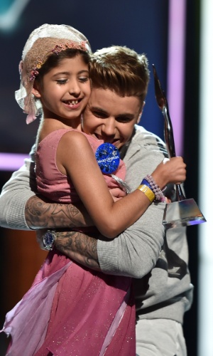 Justin Bieber recebe o prêmio de Grace Kesablak no palco do Young Hollywood Awards 2014