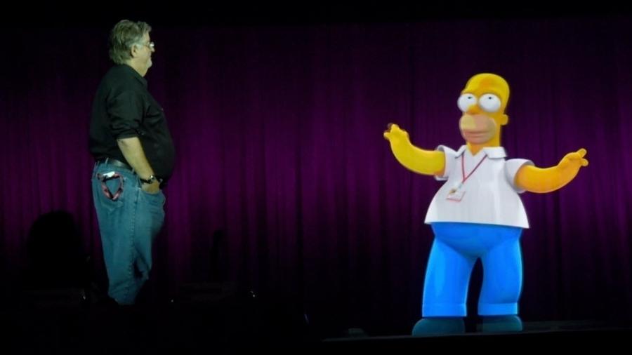 O criador Matt Groening divide o palco com uma projeção de Homer Simpson - Ethan Miller/AFP