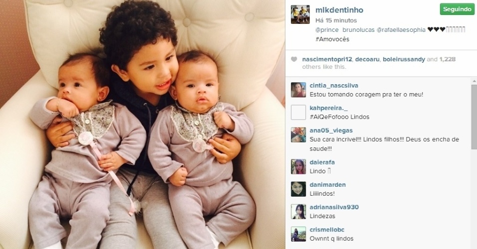 29.jul.2014 - Dentinho mostra foto dos filhos, na qual Bruno Lucas, de 1 ano, aparece abraçado com as gêmeas Rafaella e Sophia, de três meses. 