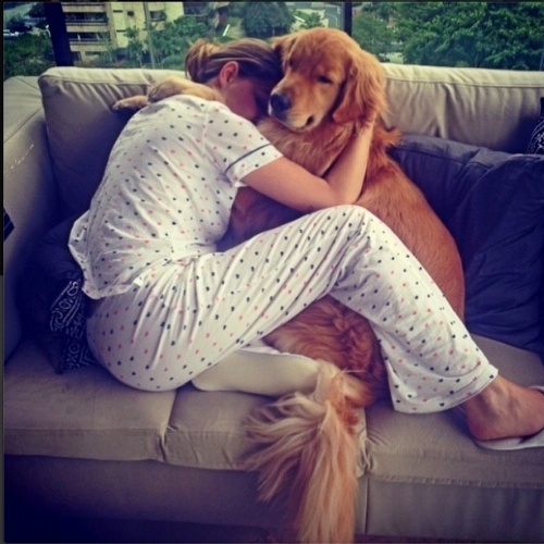 29.jul.2014 - Luma Costa mostra foto abraçada ao seu cachorro