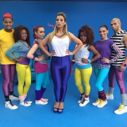 29.jul.2014 - Valesca Popozuda posa para foto ao lado de seus dançarinos em imagem do clipe da música "Eu Sou a Diva que Você quer Copiar"