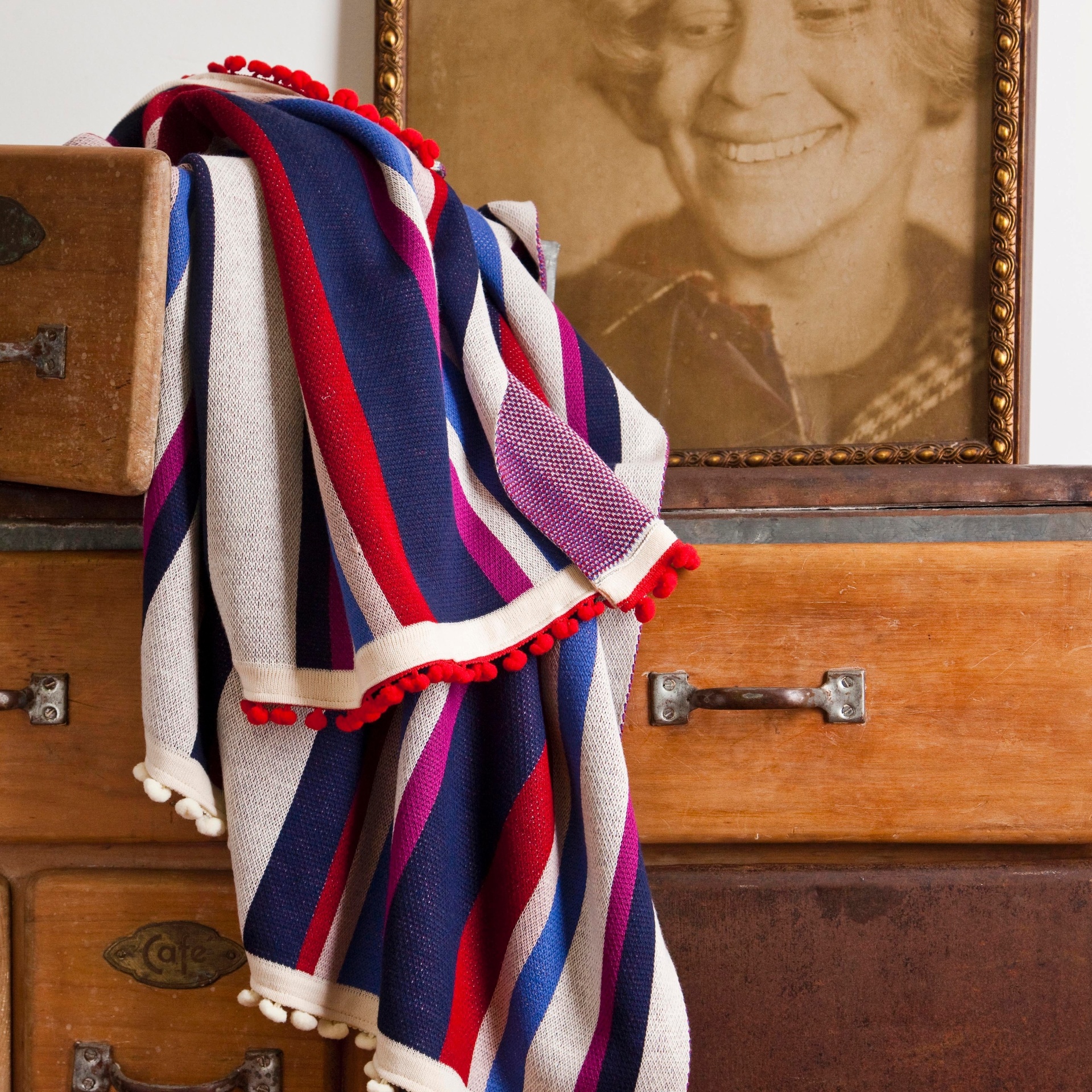 ACRÍLICO ? O acrílico é um exemplo de fibra sintética usada na fabricação de cobertores e mantas. Fernando Barros de Vasconcelos, docente do curso de Engenharia Têxtil, do Centro Universitário da FEI, explica que, para artigos de estruturas semelhantes, os confeccionados em acrílico tendem a ter melhor efeito do que os de poliéster - Divulgação/Alfaias Casa