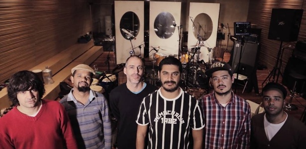 Criolo se reúne com músicos em estúdio no primeiro dia de gravação - Reprodução/Facebook