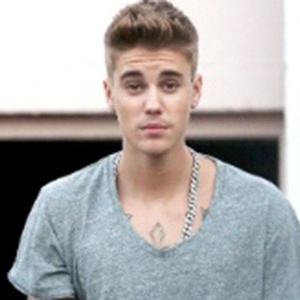Após ser barrado da área VIP do festival Coachella, Bieber se irrita e leva "gravata" de segurança