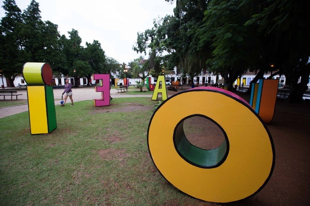 29.jul.2014 - Letreiros gigantes em homenagem a Millôr Fernandes são instalados na Praça da Matriz, em Paraty (RJ), para a Flip 2014 - Danilo Verpa/Folhapress