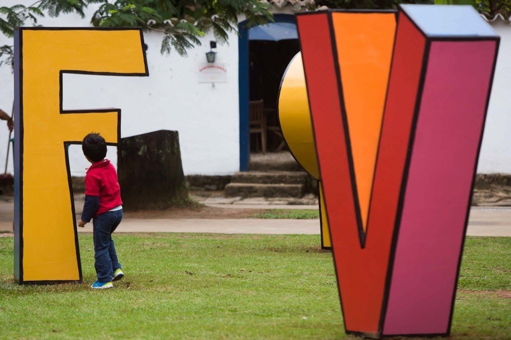 29.jul.2014 - Letreiros gigantes em homenagem a Millôr Fernandes são instalados na Praça da Matriz, em Paraty (RJ), para a Flip 2014 - Danilo Verpa/Folhapress