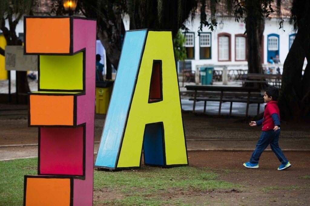 29.jul.2014 - Letreiros gigantes em homenagem a Millôr Fernandes são instalados na Praça da Matriz, em Paraty (RJ), para a Flip 2014 - Danilo Verpa/Folhapress