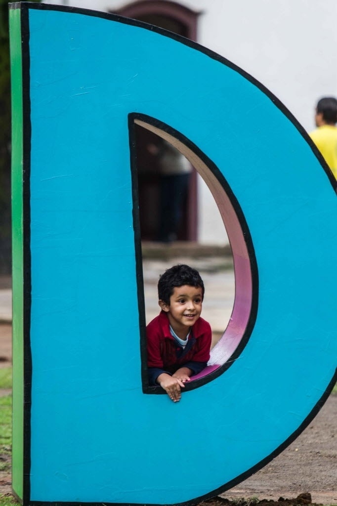 29.jul.2014 - Letreiros gigantes em homenagem a Millôr Fernandes são instalados na Praça da Matriz, em Paraty (RJ), para a Flip 2014 - Danilo Verpa/Folhapress