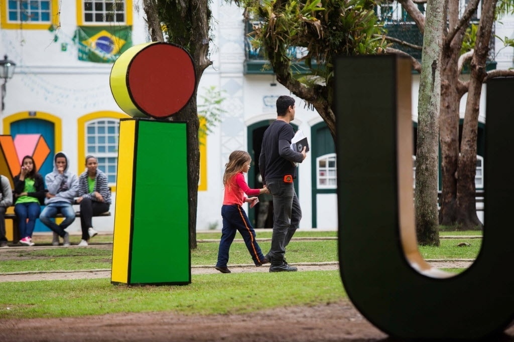 29.jul.2014 - Letreiros gigantes em homenagem a Millôr Fernandes são instalados na Praça da Matriz, em Paraty (RJ), para a Flip 2014 - Danilo Verpa/Folhapress