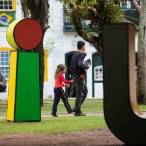 29.jul.2014 - Letreiros gigantes em homenagem a Millôr Fernandes são instalados na Praça da Matriz, em Paraty (RJ), para a Flip 2014 - Danilo Verpa/Folhapress