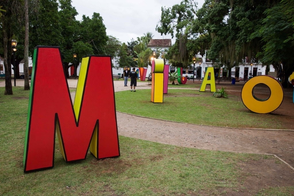 29.jul.2014 - Letreiros gigantes em homenagem a Millôr Fernandes são instalados na Praça da Matriz, em Paraty (RJ), para a Flip 2014 - Danilo Verpa/Folhapress