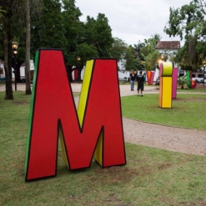 29.jul.2014 - Letreiros gigantes em homenagem a Millôr Fernandes são instalados na Praça da Matriz, em Paraty (RJ), para a Flip 2014 - Danilo Verpa/Folhapress