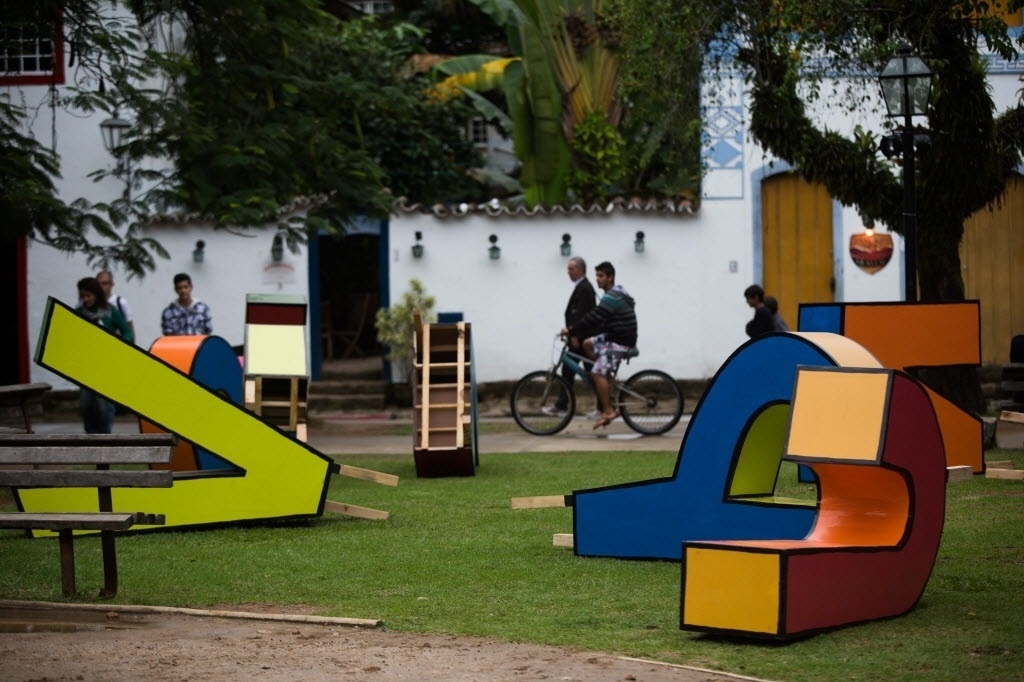 29.jul.2014 - Letreiros gigantes são instalados na Praça da Matriz, em Paraty (RJ), em homenagem a Millôr Fernandes na Flip 2014 - Danilo Verpa/Folhapress