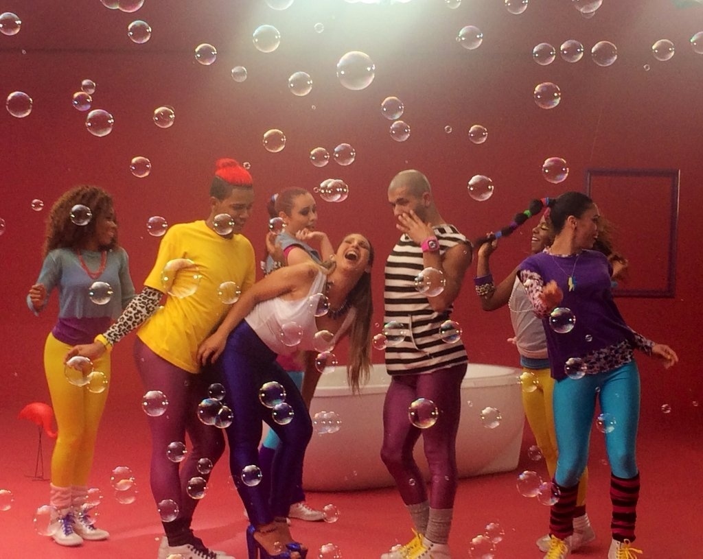 29.jul.2014 - Com bolhas de sabão e dançarinos, Valesca Popozuda gravou seu novo clipe, "Eu Sou a Diva que Você quer Copiar", em um estúdio em São Paulo - AgNews