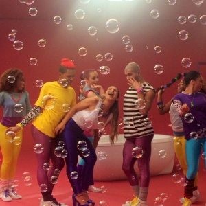 29.jul.2014 - Com bolhas de sabão e dançarinos, Valesca Popozuda gravou seu novo clipe, "Eu Sou a Diva que Você quer Copiar", em um estúdio em São Paulo - AgNews