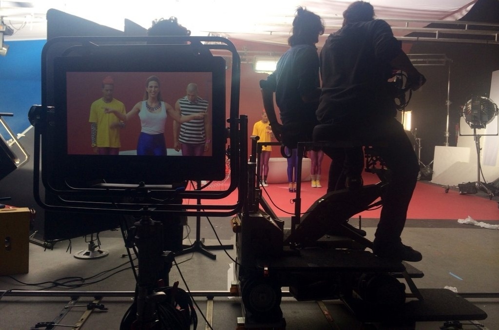 29.jul.2014 - Os figurinos do novo clipe de Valesca Popozuda, assinados pela stylist Marcella Vinhaes, remetem a uma festa disco retrô. Assim como o clipe da Anitta, divulgado no mesmo dia, os dançarinos usam polainas - AgNews