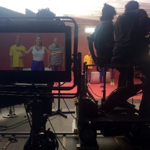 29.jul.2014 - Os figurinos do novo clipe de Valesca Popozuda, assinados pela stylist Marcella Vinhaes, remetem a uma festa disco retrô. Assim como o clipe da Anitta, divulgado no mesmo dia, os dançarinos usam polainas - AgNews