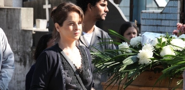 30.jul.2014 - Cora (Drica Moraes) vai ao enterro de Eliane (Malu Galli)