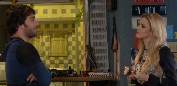 30.jul.2014 - Megan (Isabelle Drumond) tenta seduzir Davi (Humberto Carrão) em "Geração Brasil" 