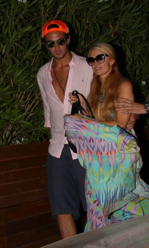 30.jul.2014 - Paris Hilton e  Álvaro Garnero Filho chegam abraçados a um restaurante em Ibiza, Espanha