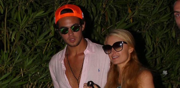 30.jul.2014 - Paris Hilton e Álvaro Garnero Filho chegam abraçados a um restaurante em Ibiza, Espanha