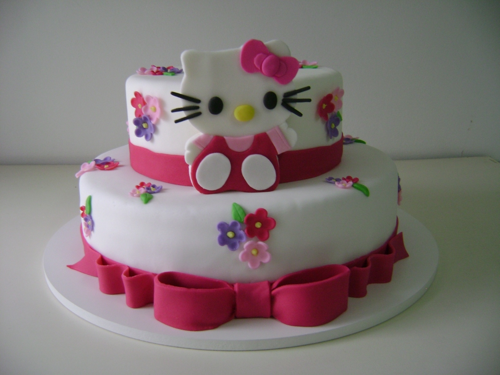 Bolo Hello Kitty, da Arte em Bolos (www.arteembolos.com.br). Coberto com pasta americana. A partir de R$ 85 (quilo). Preço pesquisado em julho de 2014. Sujeito a alterações - Divulgação