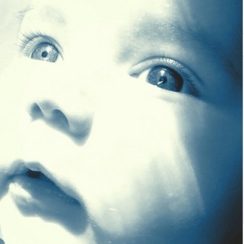 31.jul.2014 - Alinne Moraes compartilhou em seu Instagram foto do rosto do filho Pedro, de quase três meses. O menino é fruto do relacionamento da atriz com o cineasta Mauro Lima