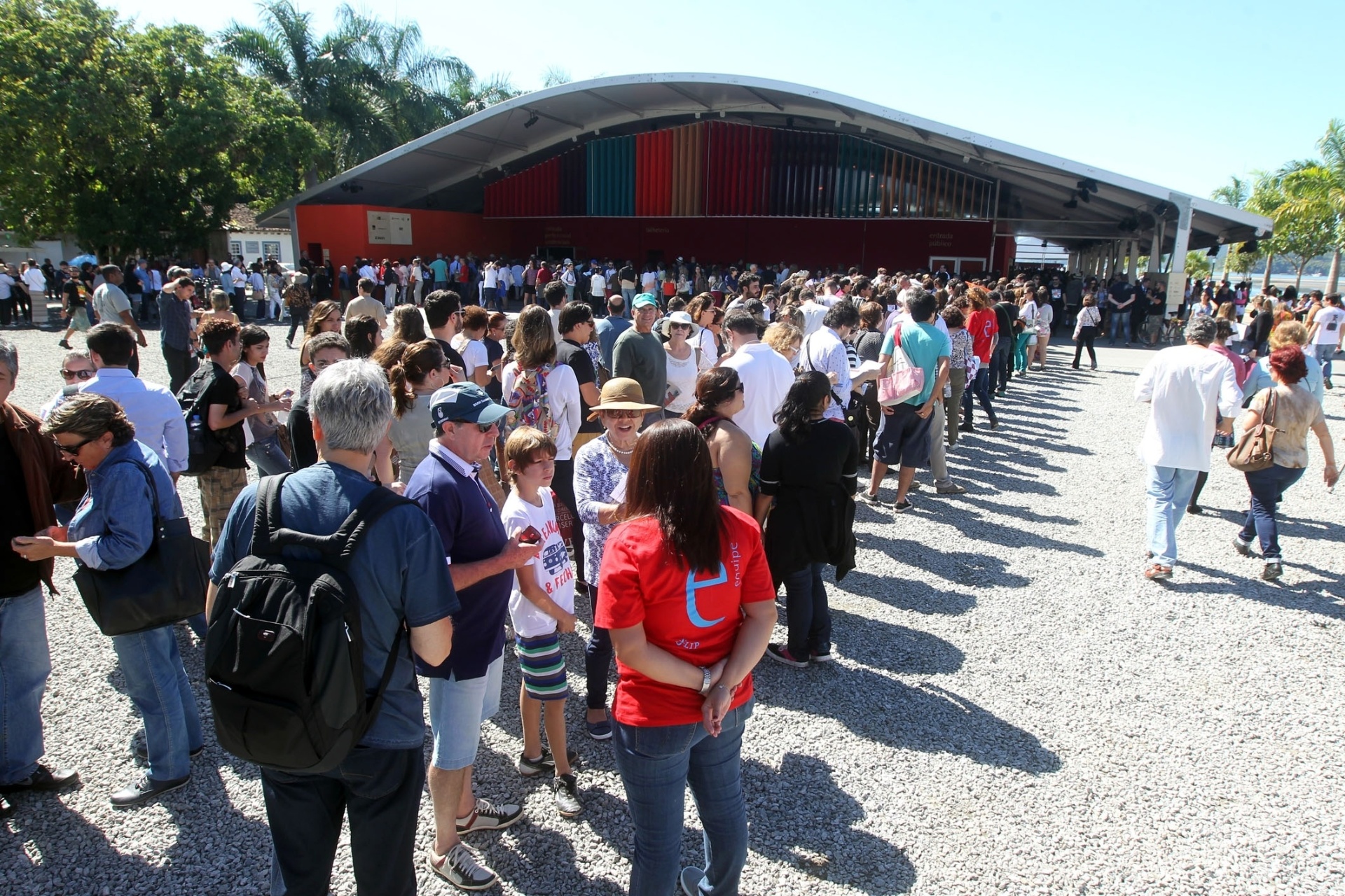 31.jul.2014 - Fila na entrada da Tenda dos Autores para a Mesa 1 - Poesia & Prosa com os escritores Charles Peixoto, Eliana Brum e Gregório Duvivier, durante o segundo dia da 12ª edição da Festa Literária Internacional de Paraty, a Flip, em Paraty, no sul do Estado do Rio de Janeiro. A edição homenageia Millôr Fernandes - Marcos de Paula/Estadão