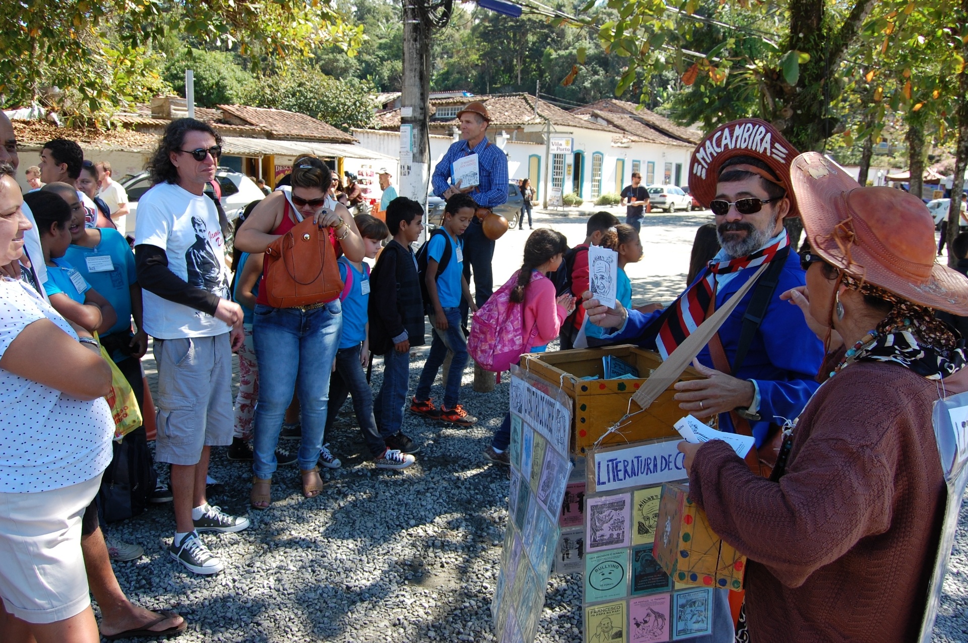 31.jul.2014 - Macambira (Antonio Fernando Rocha dos Santos) e Querindina (Marinalva Bezerra de Menezes Santos) vendem literatura de cordel na Flip 2014, em Paraty - Rodrigo Casarin/UOL