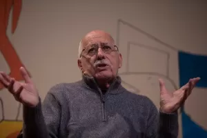31.jul.2014 - O escritor Silviano Santiago fala sobre contracultura, drogas, Aids, amor gay na mesa Porque Era Ele, Porque Era Eu, durante a Festa Literária Internacional de Paraty - Danilo Verpa/Folhapress