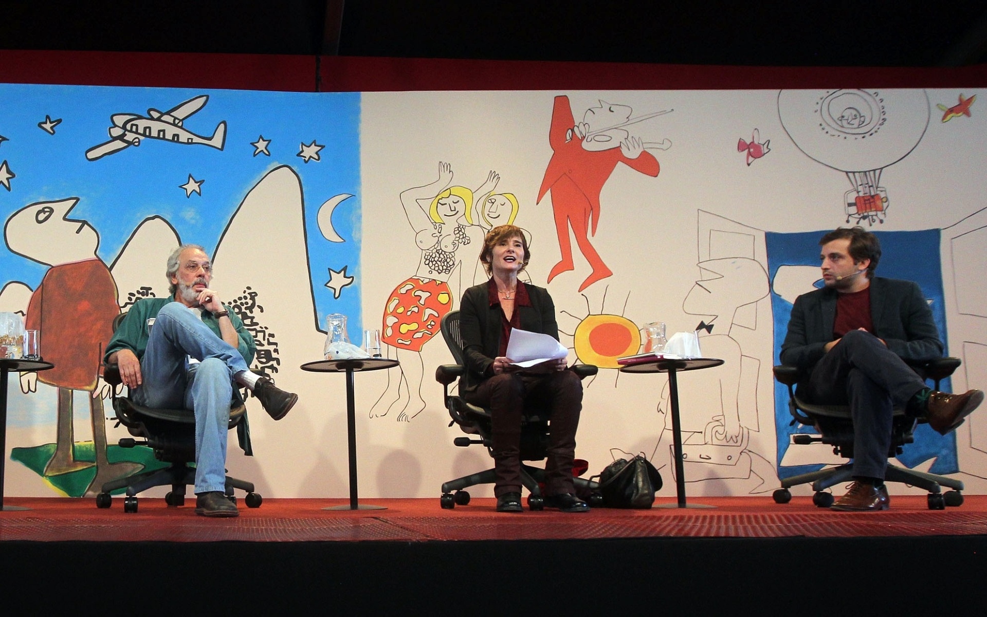 31.jul.2014 - Os escritores Charles Peixoto, Eliane Brum e Gregório Duvivier (da esq. para a dir.), durante a mesa Poesia & Prosa, realizada na Tenda dos Autores, na manhã desta quinta, segundo dia da 12ª edição da Festa Literária Internacional de Paraty, a Flip. A edição homenageia Millôr Fernandes - Marcos de Paula/Estadão