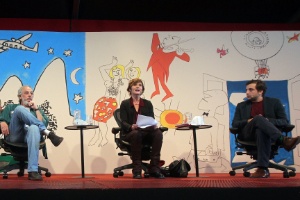 31.jul.2014 - Os escritores Charles Peixoto, Eliane Brum e Gregório Duvivier (da esq. para a dir.), durante a mesa Poesia & Prosa, realizada na Tenda dos Autores, na manhã desta quinta, segundo dia da 12ª edição da Festa Literária Internacional de Paraty, a Flip. A edição homenageia Millôr Fernandes - Marcos de Paula/Estadão