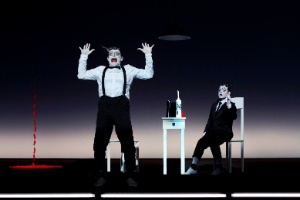 "The Old Woman" (A Velha), de Robert Wilson, com Mikhail Baryshnikov e Willem Dafoe - Divulgação