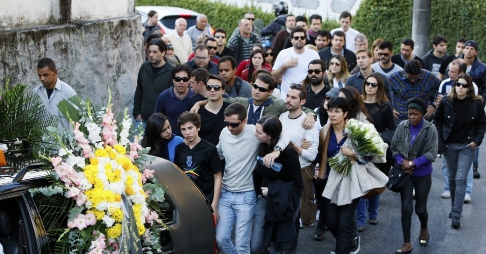 1º.ago.2014 - Familiares e amigos acompanham o cortejo antes do sepultamento de Fausto Fanti na cidade de Petrópolis, no Rio de Janeiro