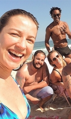 1.ago.2014 - Luana Piovani posta foto ao lado de amigos depois de ser abordada pelo repórter Vesgo do "Pânico"