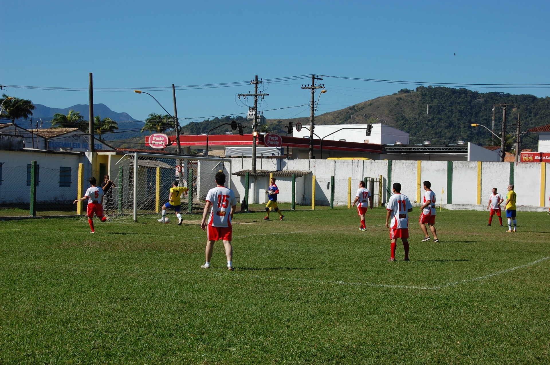 1.ago.2014 - O Pindorama, a seleção brasileira de escritores, e um time formado por autores que participam da Off Flip, disputam uma partida de futebol durante a Festa Literária Internacional de Paraty, a Flip - Rodrigo Casarin/UOL