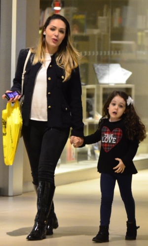 31.jul.2014 - A cantora Tânia Mara caminha com sua filha, Maysa, de três anos, ao deixar uma livraria no Shopping da Barra da Tijuca, na zona oeste do Rio de Janeiro