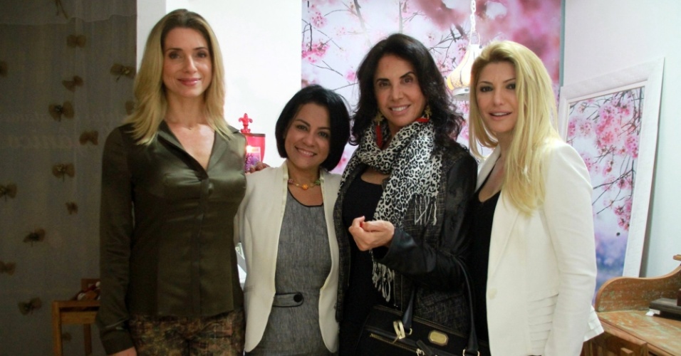 31.jul.2014 - Letícia Spiller prestigia a inauguração da clínica de estética da empresária Sanndra Gomes, ao lado das atrizes Claudia Alencar e Antonia Fontenelle, na Barra da Tijuca, na zona oeste do Rio de Janeiro