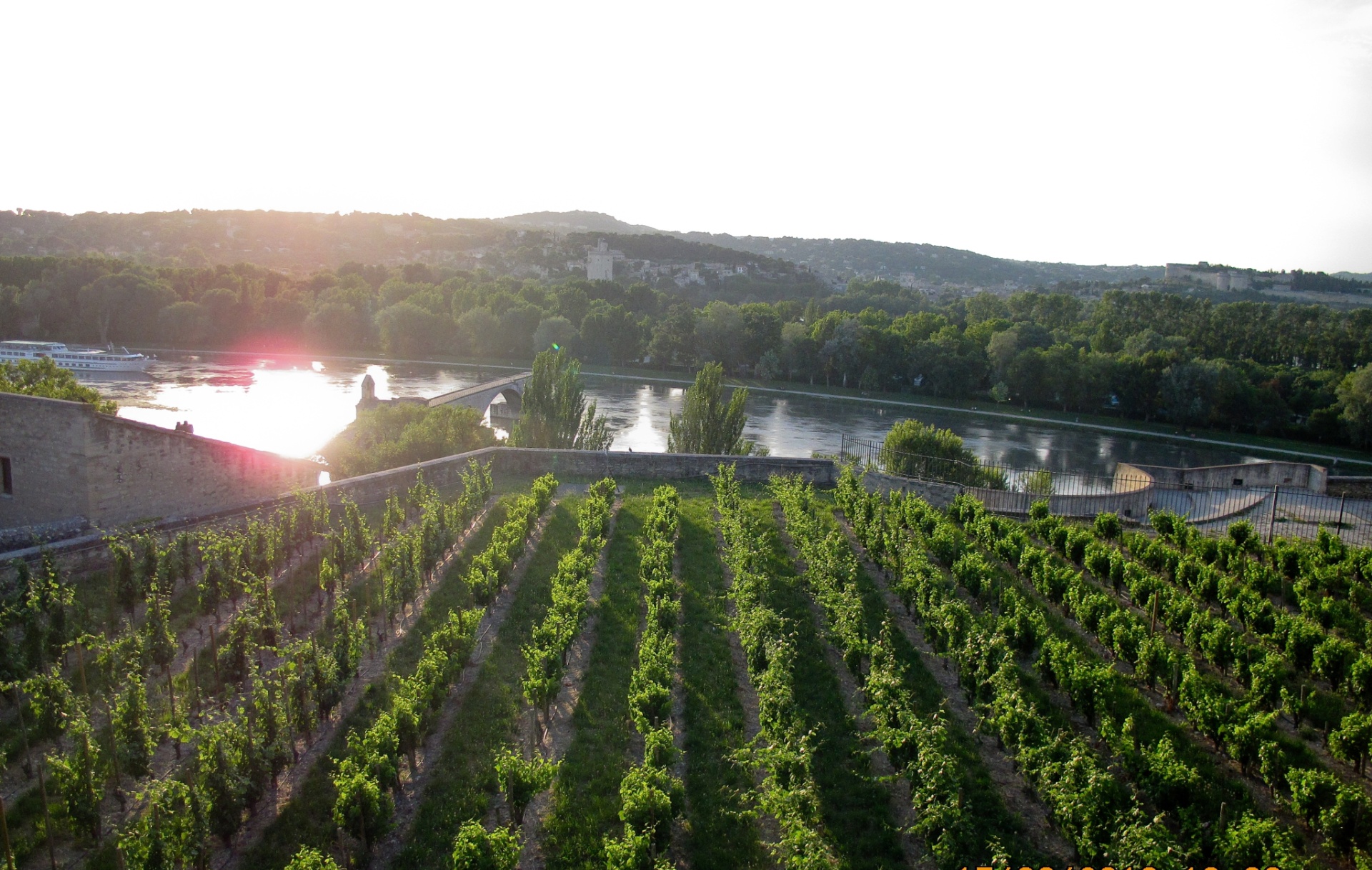 A empresa Tauck tem cruzeiros talhadas especialmente para os rios da França. Durante boa parte do ano, a companhia promove viagens em pequenas embarcações pelo rio Rhône, passando por lugares como Avignon (na foto), Beaucaire e Arles. Mais informações: www.tauck.com - Alan Marques/Folhapress