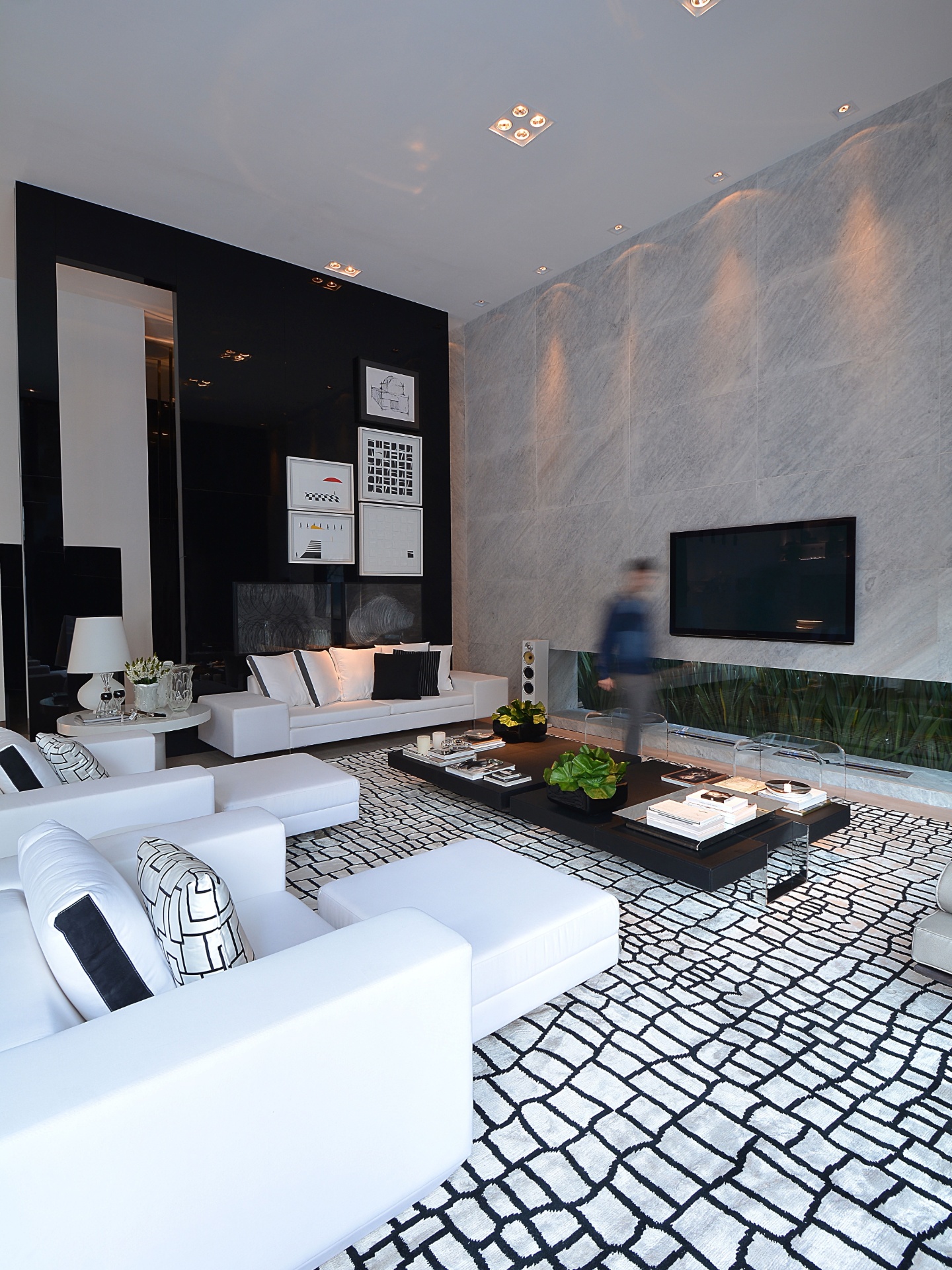 O duo branco e preto marca a BW House, projeto de Lídia Maciel. Com pé direito de cinco metros, o living é composto por mobiliário de linhas retas e obras de arte. A parede toda em mármore, que recebe a TV, tem um recorte onde está embutida a ampla lareira. A 23ª edição da Casa Cor RS fica em cartaz até dia 28 de setembro de 2014, na Rua Carlos Trein Filho, 930, em Porto Alegre. Outras informações: www.casacor.com.br/rs - Eduardo Liotti/Divulgação