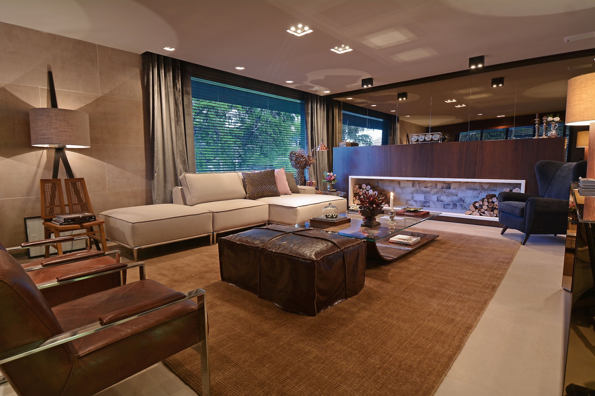 O Espaço Setenta, da dupla Ana Hnszel e Marcelo Polido, tem inspiração nos anos 1970. A decoração sóbria é marcada por espelhos e madeira nos acabamentos - como na parede da lareira - e couro nos móveis. A 23ª edição da Casa Cor RS fica em cartaz até dia 28 de setembro de 2014, na Rua Carlos Trein Filho, 930, em Porto Alegre. Outras informações: www.casacor.com.br/rs - Eduardo Liotti/Divulgação