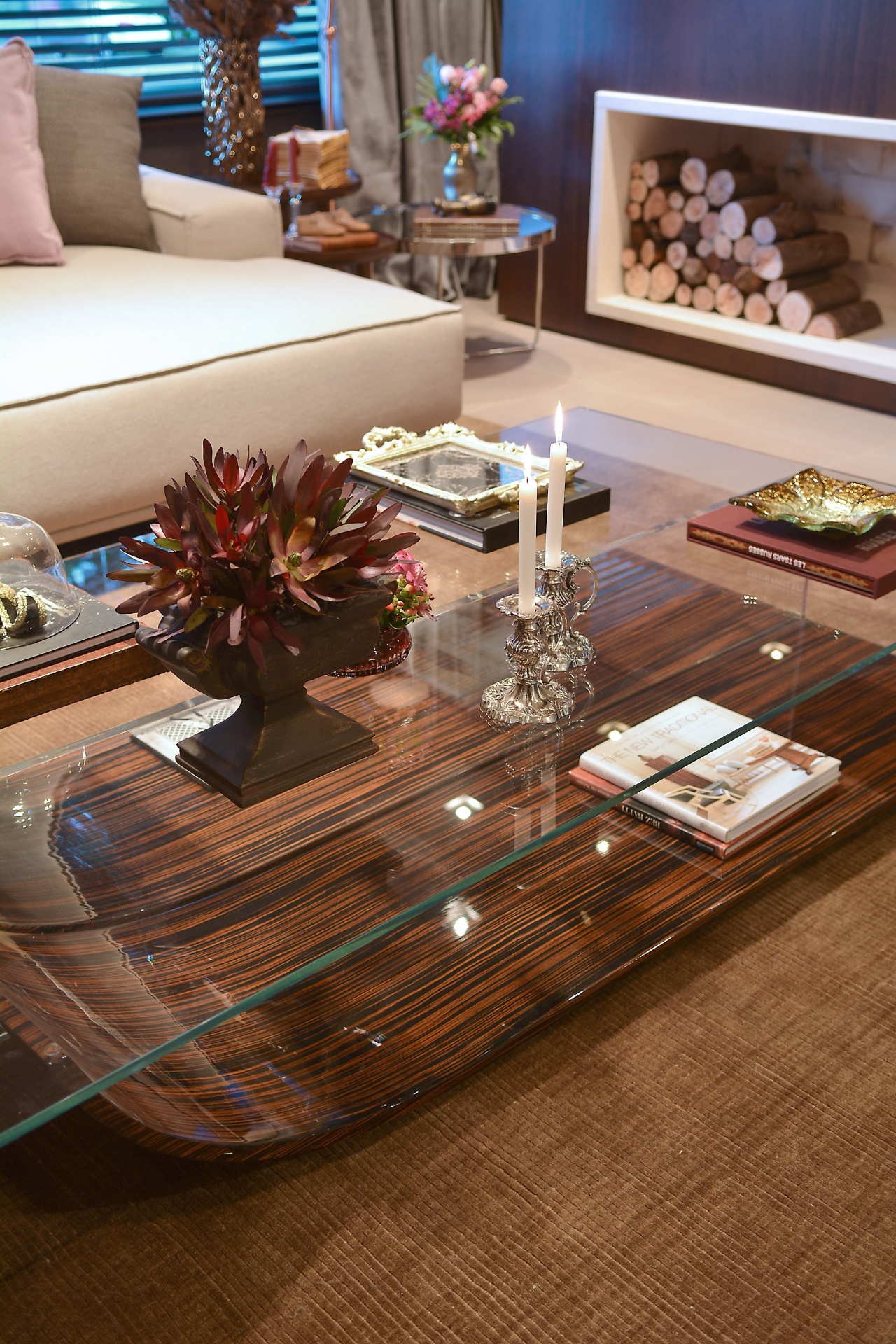 O Espaço Setenta, da dupla Ana Hnszel e Marcelo Polido, tem inspiração nos anos 1970. Assinada por Pedro Mendes, a mesa de centro Wave, com base em madeira pau-ferro e tampo de acrílico, se destaca entre os móveis - Eduardo Liotti/Divulgação