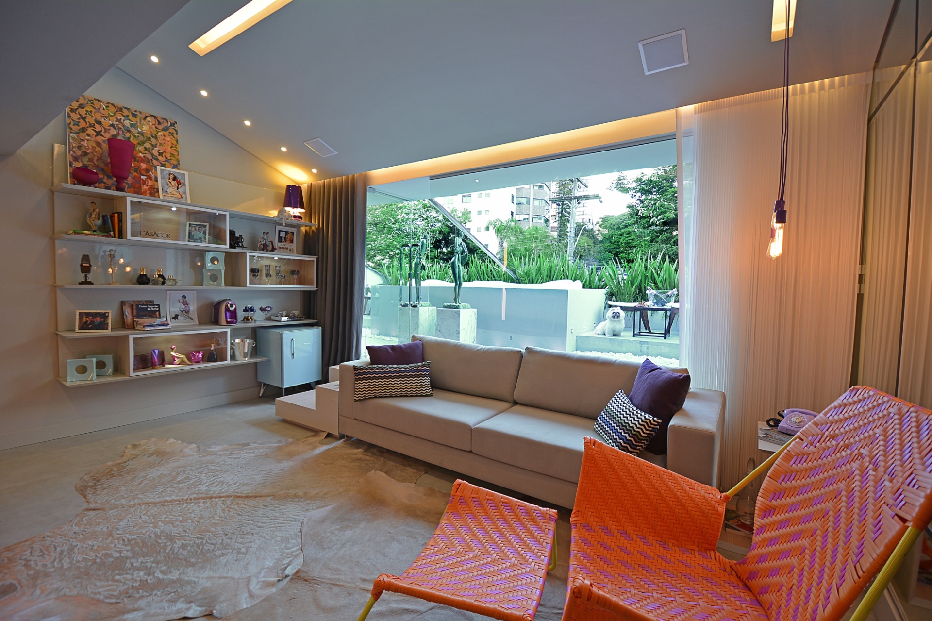 O Estar Helenas, uma criação de Dany Bitencourt e Wagner Costa, é inspirado nas personagens femininas das telenovelas brasileiras. Na estante suspensa: o roxo, o magenta e o laranja nos objetos decorativos são equilibrados pelo fundo neutro do móvel. Composição que se repete no restante do ambiente. A 23ª edição da Casa Cor RS fica em cartaz até dia 28 de setembro de 2014, na Rua Carlos Trein Filho, 930, em Porto Alegre. Outras informações: www.casacor.com.br/rs - Eduardo Liotti/Divulgação